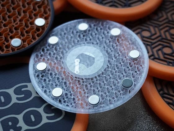 TossBros krążek — wnętrze z chipem NFC i precyzyjnie dobranymi magnesami do cyfrowej kolekcji